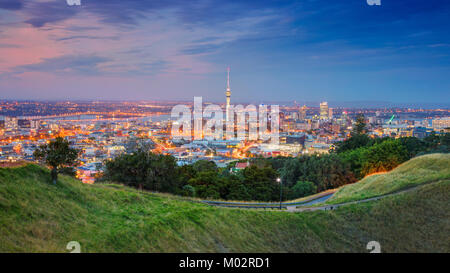 Auckland. Stadtbild bild Skyline von Auckland, Neuseeland von Mt. Eden bei Sonnenuntergang.