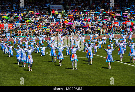 Die Mongolei, Ulan Bator (oder Ulaanbaatar): tanzgruppe am Naadam Festival. Stockfoto