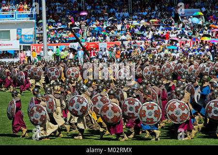 Die Mongolei, Ulan Bator (oder Ulaanbaatar): Gruppe der mongolischen Krieger in der traditionellen Tracht anlässlich des Naadam Festival. Stockfoto