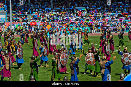 Die Mongolei, Ulan Bator (oder Ulaanbaatar): Gruppe der mongolischen Krieger in der traditionellen Tracht anlässlich des Naadam Festival. Stockfoto