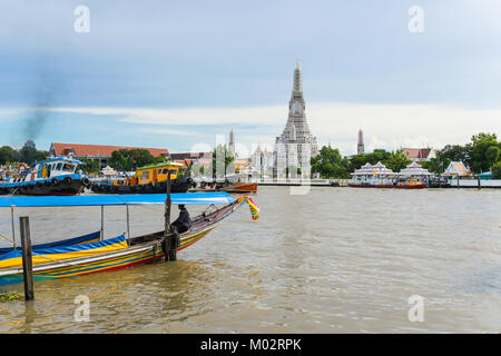 Asien, Thailand, Bangkok, typische Boot auf den Fluss Chao Phraya, Wat Arun Tempel im Hintergrund Stockfoto