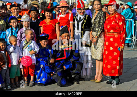 Die Mongolei, Ulan Bator: Familie tragen traditionelle Kostüme anlässlich des Naadam Festival. Deel, traditionelle mongolische Kostüm Stockfoto