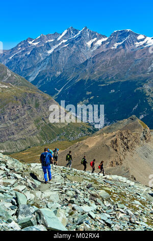 Wanderer zu Fuß den Berg hinunter, auf einer Strecke von Hoernlihuette Hütte nach Zermatt, Kanton Wallis, Schweiz Stockfoto