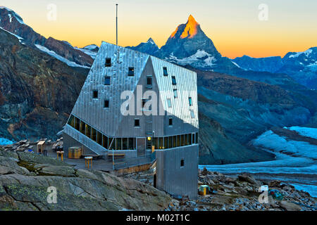 Der Monte Rosa Hütte, auf dem Monte Rosa Massiv, auf einem Gletscher - Kostenlose rocky Teil genannt, Untere Plattje. Sonnenaufgang über dem Monte Rosa Hütte und die Gornergletsc Stockfoto