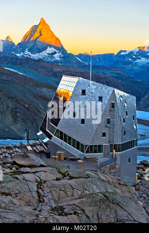Der Monte Rosa Hütte, auf dem Monte Rosa Massiv, auf einem Gletscher - Kostenlose rocky Teil genannt, Untere Plattje. Sonnenaufgang über dem Monte Rosa Hütte und die Gornergletsc Stockfoto