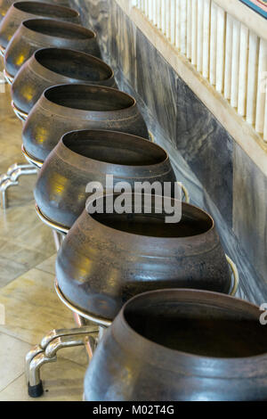 Asien, Thailand, Bangkok, Wat Pho Tempel, traditionelle Offertorium in liegenden Buddha Tempel Stockfoto