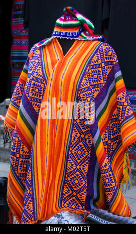 Südamerikanische bunten Poncho und Hut, Peru. Traditionelle Muster und Design. Stockfoto