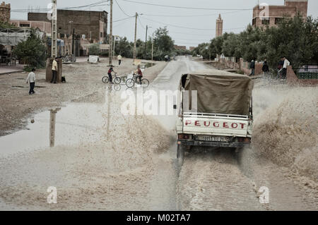 Ein Pickup Truck fährt durch Oberflächenwasser, Marokko, Nordafrika Stockfoto