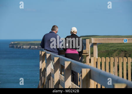 Cliff - Ansicht von oben für ein paar Menschen (birdwatchers) auf der Aussichtsplattform auf sonnigen Tag - Bempton Cliffs RSPB Reservat, East Yorkshire, England. Stockfoto