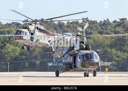 BERLIN, DEUTSCHLAND - 22. MAI 2014: Tschechische Luftwaffe Mi-171 Hubschrauber Landung nach einer Demonstration auf der Internationalen Luft- und Raumfahrtausstellung ILA. Stockfoto