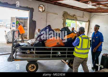 Die Insel Sansibar, Tansania - ca. Januar 2015: Anspruch auf Zanzibar Flughafen Gepäck Stockfoto