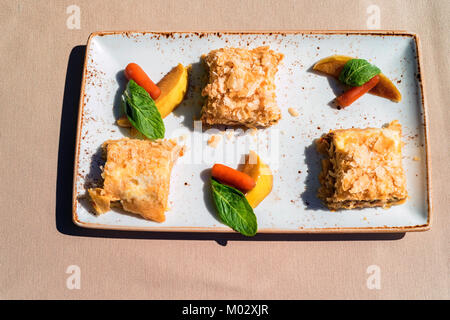 Puste Kuchen und Obst auf dem Typenschild Draufsicht Stockfoto