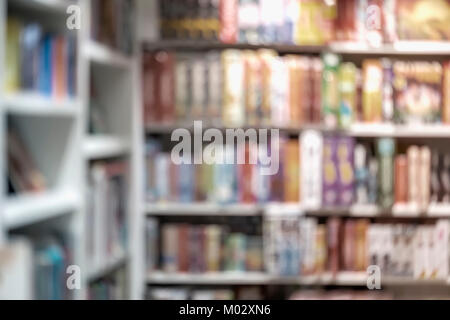 Verschwommen Bibliothek, Buchhandlung bookshelfs mit bunten Bücher, Handbücher und Lehrbücher. Bildung, Schule, Studie Konzept. Für den Hintergrund Stockfoto