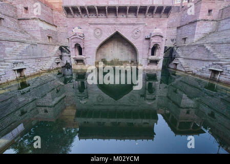 Die Tunwarji Ka Jhalara (Toor ji ka Jhalra) stepwell, Jodhpur, Indien Stockfoto