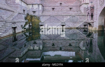 Die Tunwarji Ka Jhalara (Toor ji ka Jhalra) stepwell, Jodhpur, Indien Stockfoto