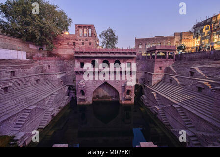 Die Tunwarji Ka Jhalara (Toor ji ka Jhalra) stepwell, Jodhpur, Indien Stockfoto