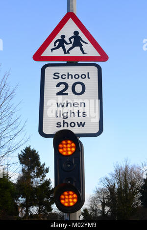 Kontrolllampen und Zeichen für die Fahrer von Schule voran Vereinigtes Königreich Stockfoto