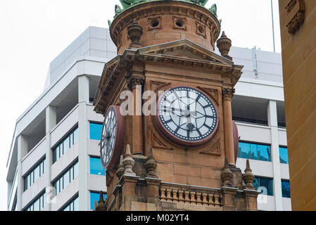 Suchen Sie in Sydney der GPO-Clock Tower in Martin Place. Das ist der Punkt, wo alle Entfernungen von Sydney gemessen werden. Stockfoto