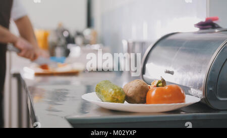 Chef in der Küche des Restaurant schneidet Gemüse für Salat - kochen Konzept, de-fokussierten Stockfoto