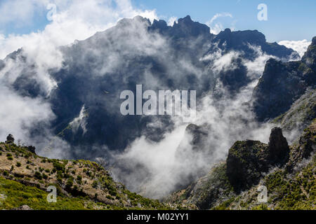 Blick vom Wanderweg (Vereda do Pico Ruivo) in der Nähe der Gipfel des Pico Ruivo, Madeira Stockfoto
