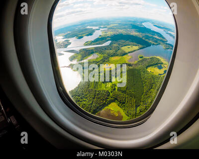 Blick aus dem Bullauge von Flugzeugen. Fisheye Bild. Stockfoto