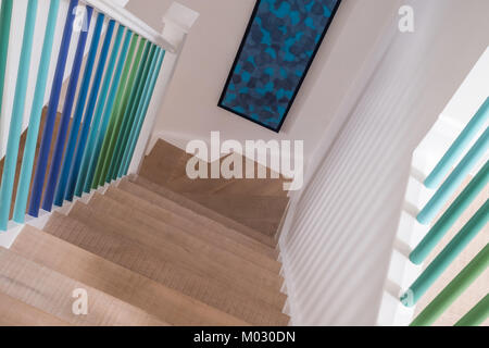 Inländische Eichentreppe mit Spindeln in Grün und Blau ombre Farben lackiert Stockfoto