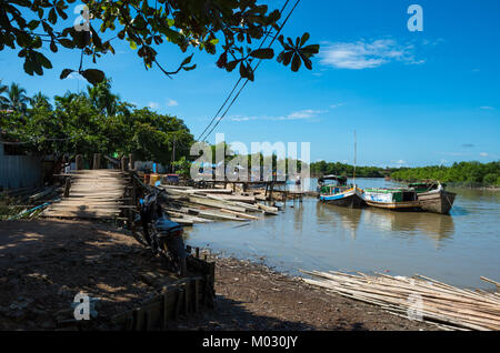 Fluss Boote mit Holz und Bambus in den kleinen Hafen von Mrauk-U, Rakhine, Myanmar an einem sonnigen Tag geladen Stockfoto