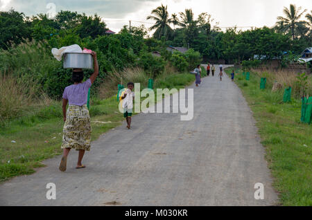 Mrauk-U, Rakhine State/Myanmar - 18. Oktober 2016: die lokale Bevölkerung auf ein Dorf Straße am späten Nachmittag Stockfoto