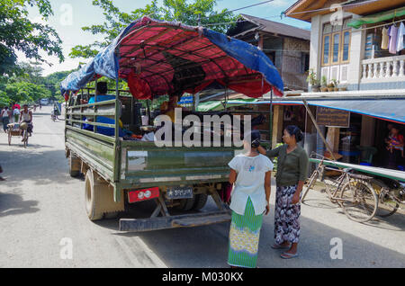 Mrauk-U, Rakhine State/Myanmar - 18. Oktober 2016: Frauen an einem Pickup Truck in der Mitte der Hauptstraße warten Stockfoto