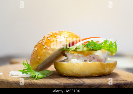 Fishburger mit Salat Stockfoto