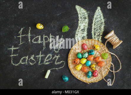 Ostern bunte Eier auf einem schwarzen Hintergrund, Kreide, Ohren, Ostern Konzept, Beschriftung, Text Stockfoto