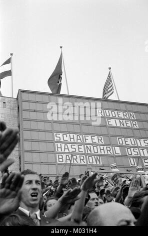 Ein Bild von Zuschauern vor einer Anzeigetafel am 1936 Olympischen Sommerspiele in Berlin, Deutschland. Viele der Zuschauer gesehen werden kann, die den Hitlergruß. Stockfoto