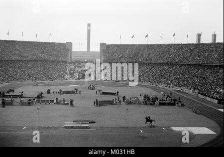 Das Olympiastadion Berlin Gastgeber der Olympischen Sommerspielen 1936. Eine Veranstaltung im Gange. die Los Angeles Spiele von 1932 zu übertreffen, Adolf Hitler hatte ein neues 100.000-sitz Leichtathletik Stadion, 6 Sporthallen, und viele andere kleinere Arenen gebaut. Die Spiele waren die Ersten, die im Fernsehen übertragen werden, und Radiosendungen erreicht 41 Länder. Stockfoto