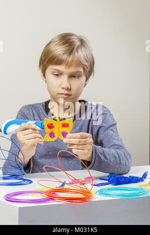 Junge erstellen mit 3d-pen Stockfoto