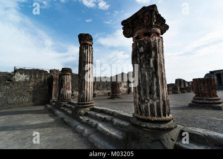 Ionische Säulen in Pompeji Stockfoto