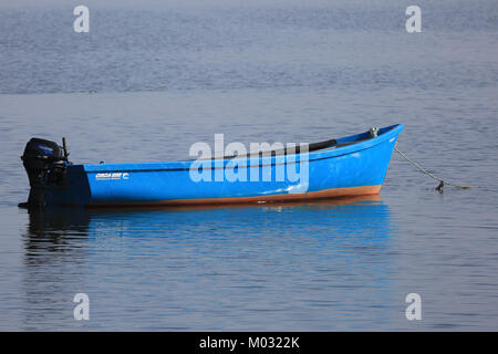 Kleine Küstenfischerei Küsten Boot in einem Meer Mündung, cromane verankert, wilden Atlantik, County Kerry, Irland, Stockfoto