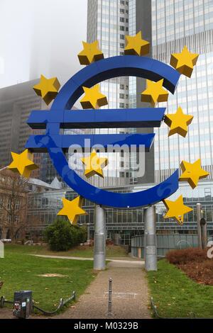 FRANKFURT, Deutschland - Dezember 6, 2016: Euro-Zeichen vor der Europäischen Zentralbank in Frankfurt, Deutschland. Ezb verwaltet monetären p Stockfoto