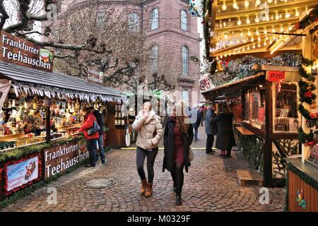 FRANKFURT, Deutschland - Dezember 6, 2016: die Menschen besuchen Weihnachtsmarkt in Frankfurt am Main, Deutschland. Die Tradition der Christkindlmarkt stammt aus Deutschland. Stockfoto