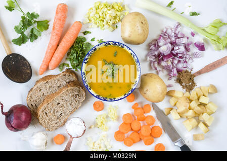 Zutaten für Karotte, Koriander und Ingwer Suppe. Stockfoto