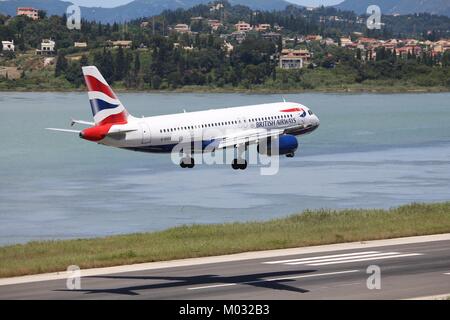 Korfu, Griechenland - Juni 5, 2016: British Airways Airbus A320 kommt zu den internationalen Flughafen Korfu, Griechenland. British Airways ist die nationale Fluggesellschaft des U Stockfoto