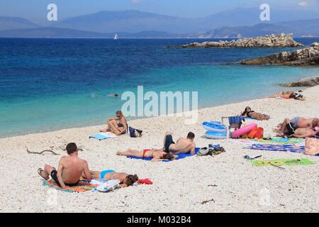 Korfu, Griechenland - 31. MAI 2016: Menschen am Strand in Kassiopi, Korfu, Griechenland genießen. 558.000 Touristen besucht, Korfu im Jahr 2012. Stockfoto