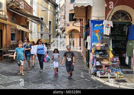 Korfu, Griechenland - Juni 5, 2016: die Menschen besuchen die Stadt Korfu in Griechenland. Die Altstadt von Korfu ist ein UNESCO-Weltkulturerbe. Stockfoto