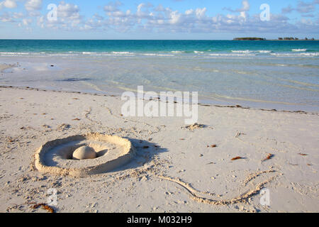 Sand Castle in der berühmten Playa Pilar - Strand auf Cayo Guillermo Insel in Jardines del Rey Region von Kuba. Stockfoto