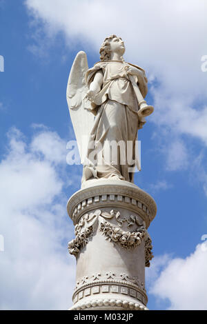 Kuba - Engel Statue mit einem Horn auf dem Hauptfriedhof von Havanna. Nekropole Cristobal Colon. Stockfoto