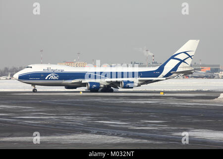 Moskau - 28. Februar: Air Bridge Cargo Boeing 747 Rollen auf Februar 27, 2011 in Moskau Sheremetyevo Flughafen, Russland. Boeing 747 ist eines der größten e Stockfoto