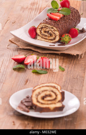 Schokolade mit Haselnüssen und Erdbeeren. Stockfoto