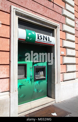Rom - APRIL 9: BNP Paribas Niederlassung am 9. April 2012 in Rom, Italien. Durch die Fusion im Jahr 2000 gegründet, ist die Bank derzeit weltweit größten durch Vermögenswerte ( Stockfoto
