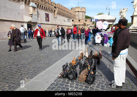 Rom - APRIL 9: Einwanderer verkaufen gefälschte Waren am 9. April 2012 in Rom. Gefälschte Produkte in den Straßen von italienischen Städten verkauft werden als allgemein Stockfoto