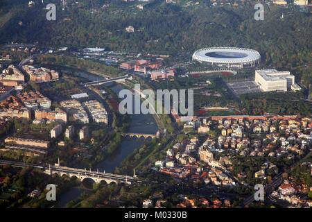 Rom, Italien, Luftbild mit Tiber und berühmten Stadions. Stockfoto