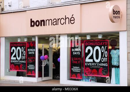 BOLTON, Großbritannien - 23 April: Bonmarche Fashion Store am 23. April 2013 in Bolton, Großbritannien. Kleidung Händler Bonmarche besteht seit 1982 und verfügt über 380 Stores in der Stockfoto